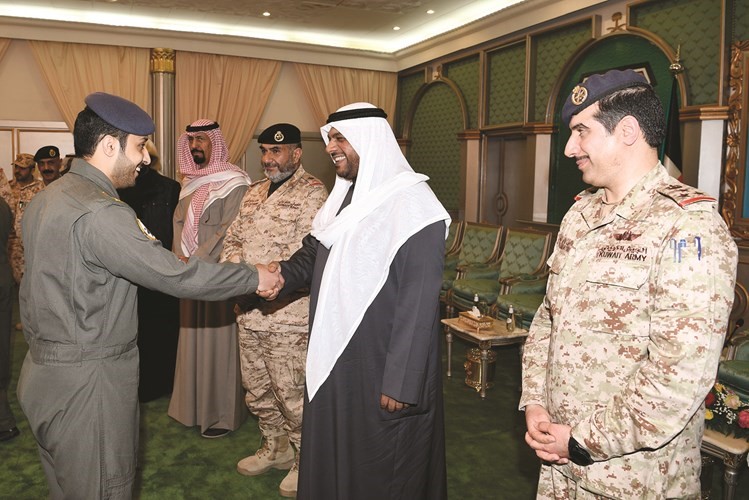 الشيخ أحمد المنصور مصافحا أحد منتسبي قوة إعادة الأمل