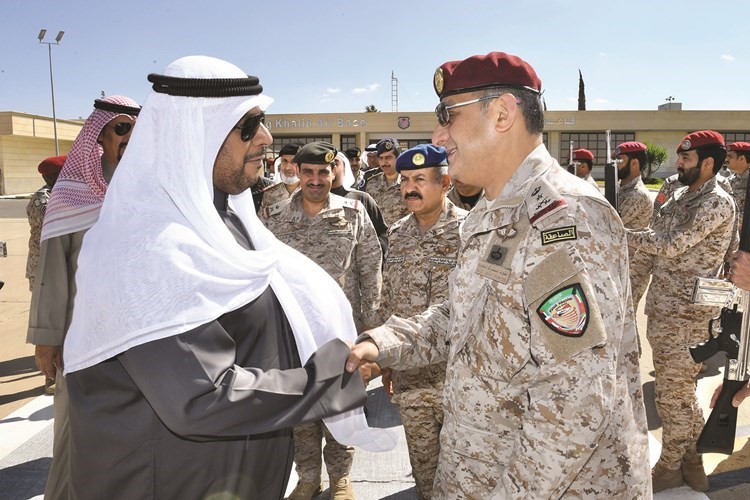 الشيخ أحمد المنصور مصافحا قائد القوات المشتركة للتحالف الفريق ركن الأمير فهد بن تركي بن عبدالعزيز