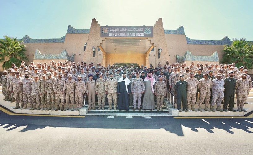 الشيخ أحمد المنصور والفريق الركن الأمير فهد بن تركي بن عبدالعزيز واللواء الركن محمد بن علي العمري والفريق الركن الشيخ خالد الصالح الصباح والشيخ علي الخالد مع المشاركين في قوة إعادة الأمل بالمملكة