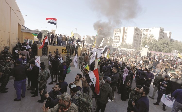 المحتجون العراقيون في محيط السفارة الاميركية في بغداد امس							(رويترز)