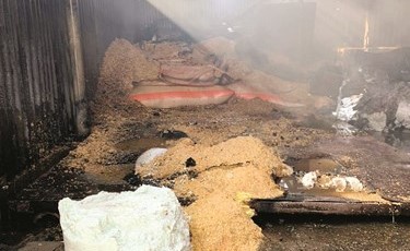 الحريق اتى على كمية من العلف داخل المخزن