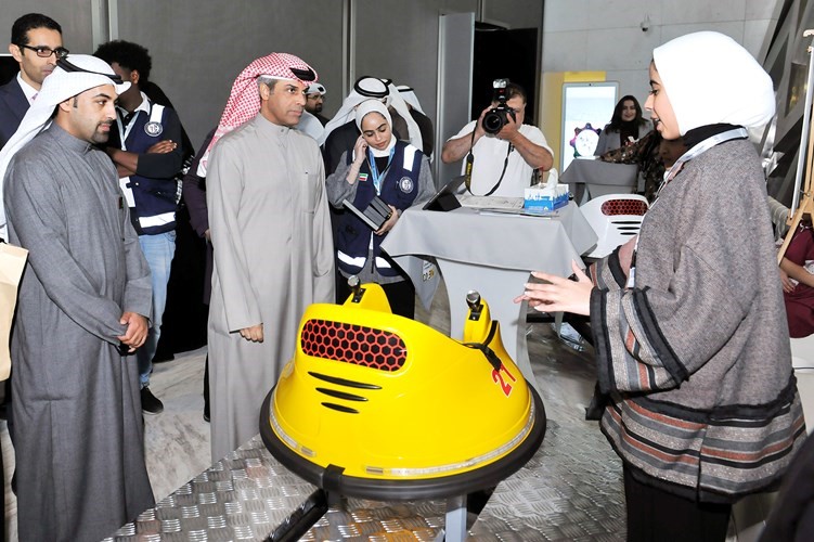 الفاضل يطلع على أحد المشروعات المشاركة بالمسابقة