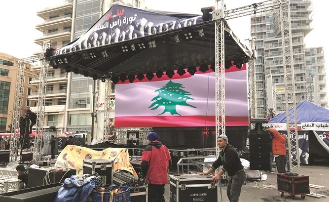 منظمون في الحراك الشعبي خلال تحضيرات منصة الاحتفال الفني المجاني تحت عنوان ثورة رأس السنة	(محمود الطويل)