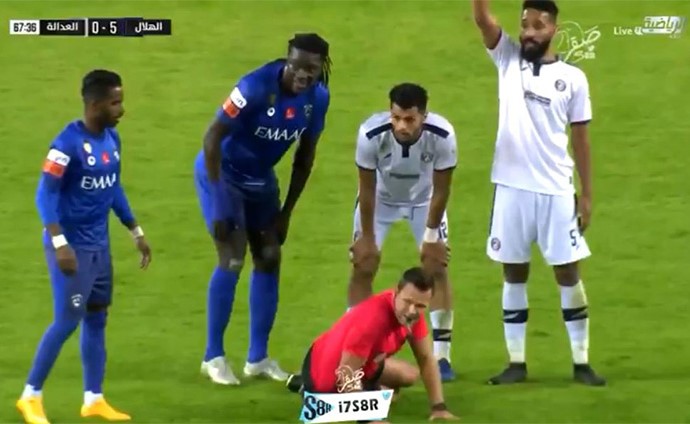 بالفيديو.. موقف طريف.. مدافع يخرج حكماً من المباراة في الدوري السعودي