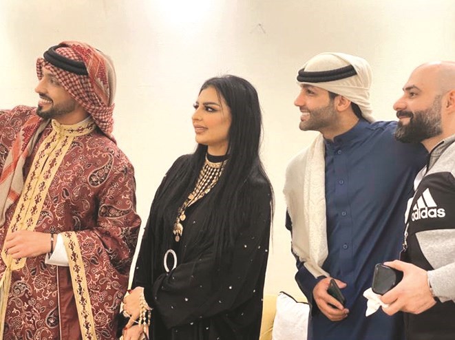 ربيع الصيداوي مع النجوم المشاركين في أوبريت هذي قطر﻿