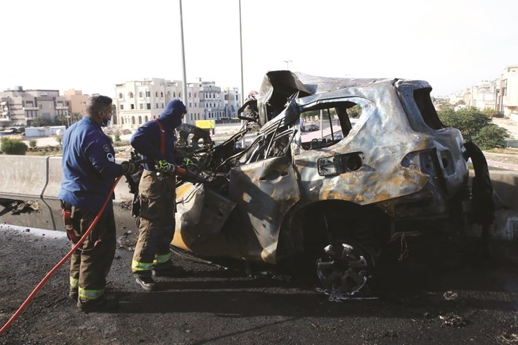 رجال الإطفاء خلال رحلة البحث عن بقايا الجثتين﻿