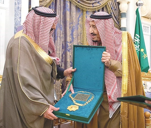خادم الحرمين الشريفين الملك سلمان بن عبدالعزيز متسلما قلادة أبي بكر الصديق من الطبقة الأولى امس	( واس) ﻿