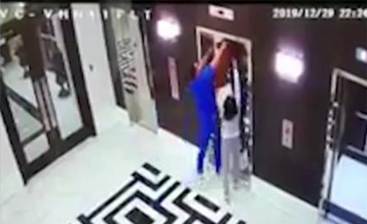 باللحظة الأخيرة.. رجل ينقذ كلب علق رباطه في المصعد