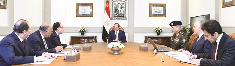 جانب من اجتماع الرئيس عبدالفتاح السيسي أمس مع رئيس الحكومة وعدد من الوزراء والمسؤولين﻿