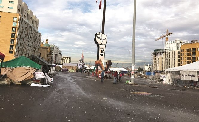 شبان من الحراك الشعبي خلال اعادة تركيب خيم الاعتصام جراء تضررها من العاصفة مؤخرا	(محمود الطويل)﻿