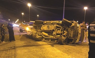 من الحادث الثلاثي وتبدو المركبات المتضررة﻿