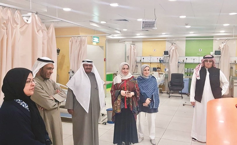 د.بثينة المضف ومرزوق الرشيدي خلال جولة في مستشفى مبارك الكبير﻿