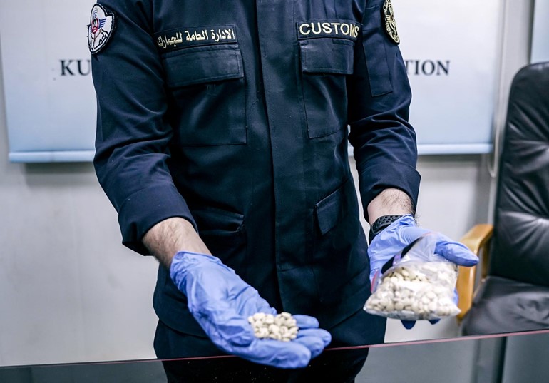 «جمارك الكويت» : ضبط نحو 85 ألف حبة يشتبه انها كابتجون و800 غرام يشتبه انها شبو مهربة في شاحنة قادمة من العراق