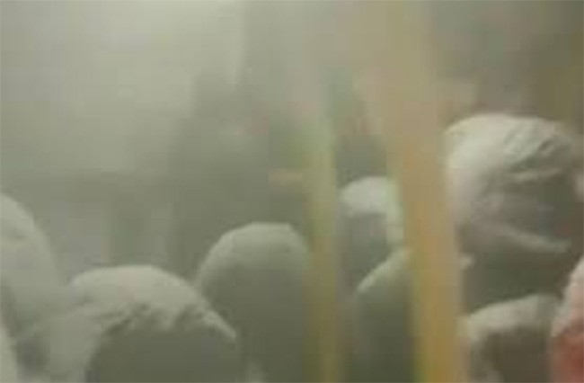 بالفيديو.. عاصفة ثلجية تُحول ركاب حافلة إلى هياكل مجمدة