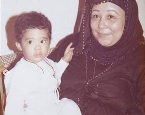 شاهد.. صورة نادرة لـ هيثم أحمد زكى وجدته والدة الراحلة هالة فؤاد