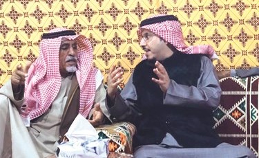 شلوان الشلوان متحدثا إلى الزميل عبدالهادي العجمي