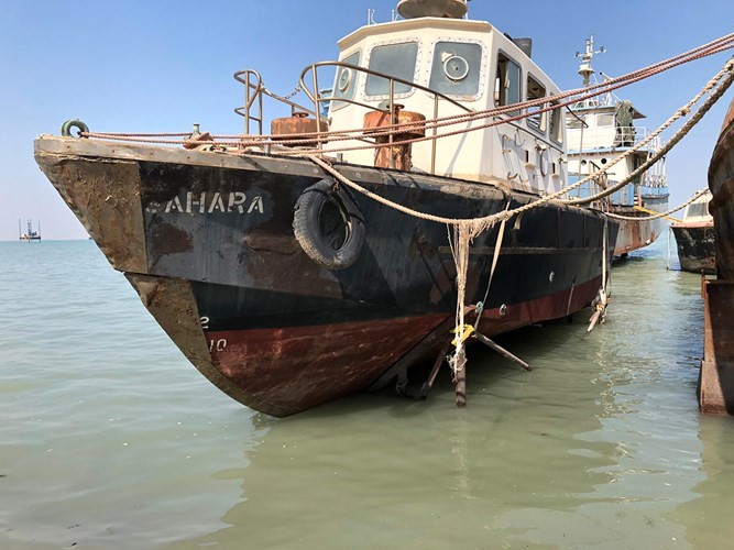 سفينة مهملة على شاطىء عشيرج