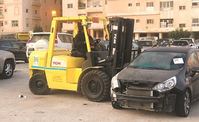 رفع إحدى السيارات المهملة