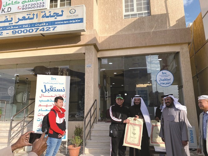 الوندة يوزع ملابس الإحرام للمعتمرين