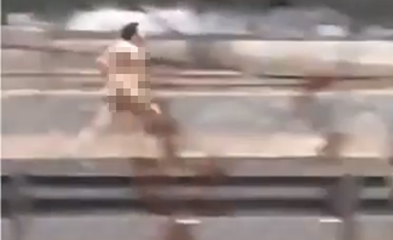 الوافد وهو يركض عاريا في خيطان 