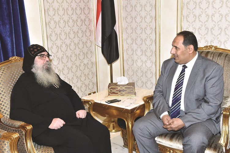 القمص بيجول الانبا بيشوي متحدثا الى الزميل اسامة أبوالسعود	(متين غوزال)