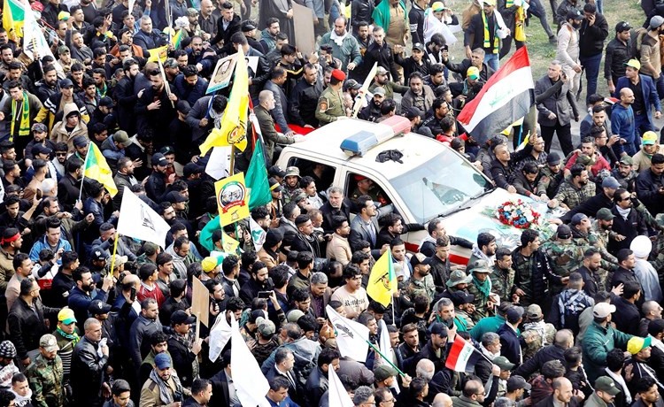 جانب من تشييع جثماني سليماني والمهندس في بغداد أمس	(رويترز)