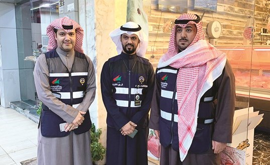 رائد الشويب متوسطا سعد العتيبي وحمد المطيري خلال الجولة