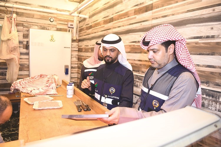 جانب من جولة فريق التجارة على أحد محلات اللحوم	 (محمد هاشم)