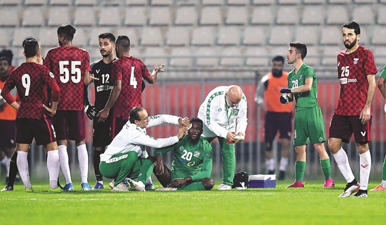 الجهاز الطبي للعربي خلال إسعاف اللاعب العاجي سيدريك هنري	(المركز الإعلامي للعربي)