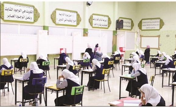 إحدى لجان الطالبات خلال اختبارات امس