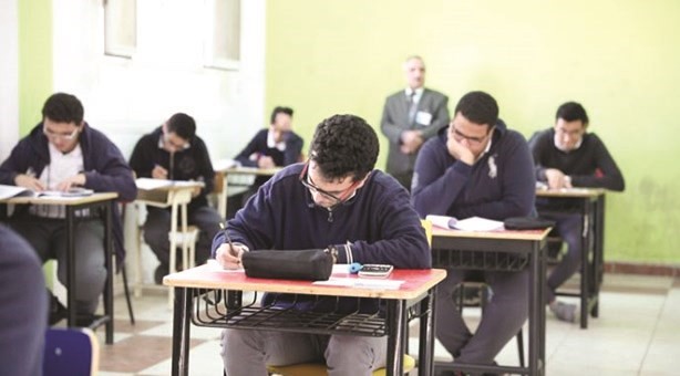 تركيز وهدوء في إحدى لجان الطلبة