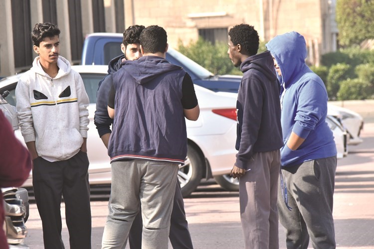 عدد من الطلبة في حوار حول أسئلة الاختبار بعد الخروج من اللجنة	(محمد هنداوي)