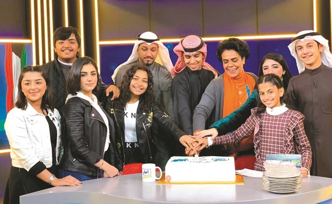 رئيسة فريق الإعداد د.نرمين الحوطي وطاقم البرنامج خلال قص كيكة الاحتفال بالأطفال المتفوقين