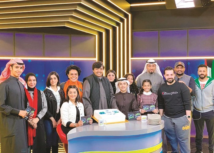 لقطة جماعية لطاقم البرنامج بعد انتهاء أخبار النشرة