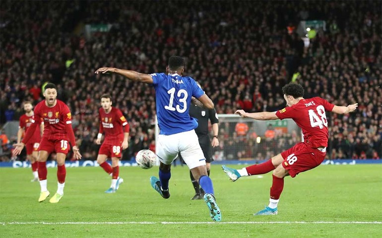 قذيفة جونز تقود رديف ليڤربول لتجاوز إيڤرتون في كأس إنجلترا