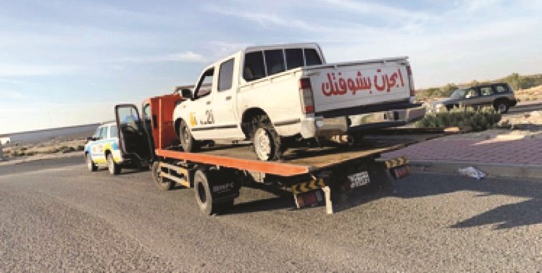 احدى المركبات المستهترة في طريقها إلى كراج الحجز