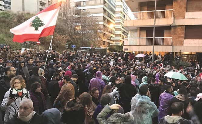 محتجون في الحراك الثوري خلال اعتصام امام منزل الرئيس المكلف حسان دياب في منطقة تلة الخياط في بيروت 	(محمود الطويل)