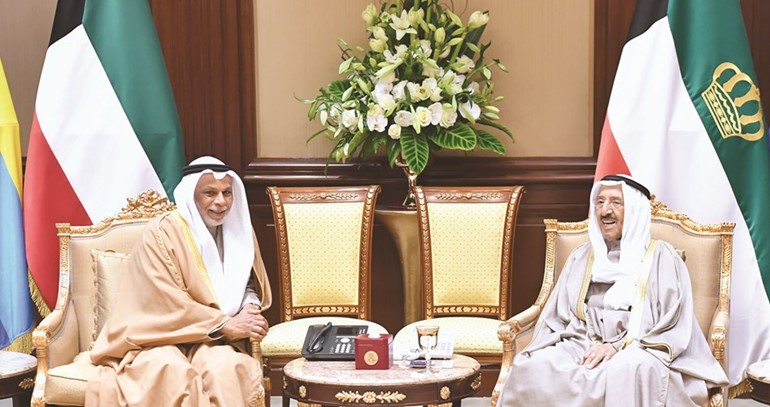 صاحب السمو الأمير الشيخ صباح الأحمد مستقبلا المستشار يوسف المطاوعة