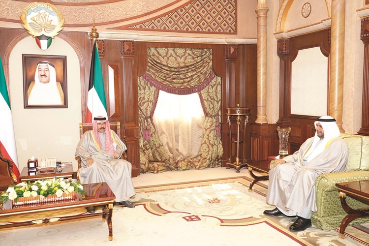 سمو ولي العهد الشيخ نواف الأحمد مستقبلا الشيخ أحمد المنصور