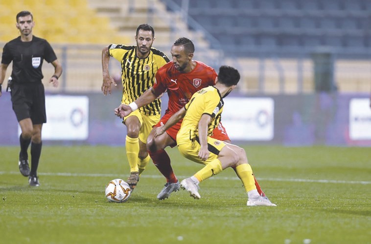 مدافع الدحيل بن عطية يمر من لاعب قطر إبراهيم جمال
