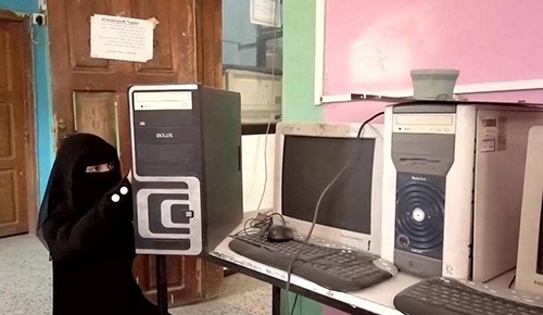 بالفيديو.. يمنية تمتهن صيانة الإلكترونيات في تعز