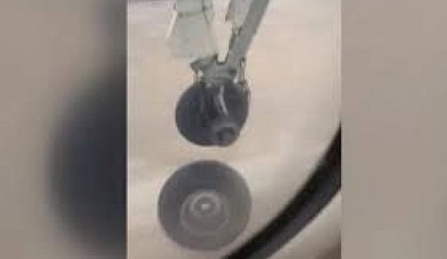 بالفيديو.. سقوط إحدى عجلات طائرة أثناء إقلاعها
