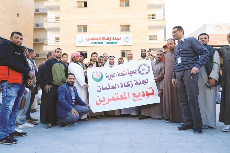 الكندري يتوسط المعتمرين
