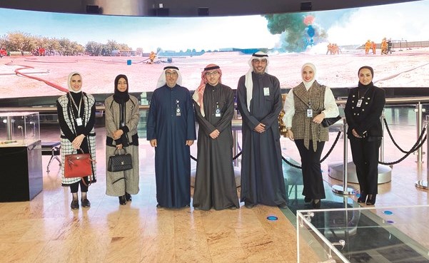 وفد الوطني خلال زيارة معرض أحمد الجابر للنفط والغاز