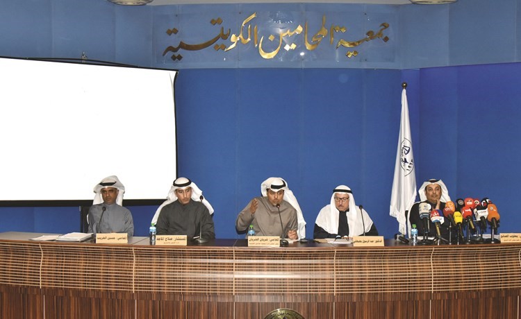 يعقوب الصانع ود. عبدالرسول بهبهاني وشريان الشريان وصلاح الماجد وحسين الغريب خلال الندوة (محمد هنداوي)