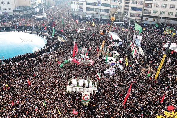 حشود إيرانية غفيرة خلال تشييع جثمان سليماني في طهران أمس (أ.ف.پ)