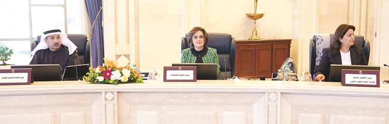 الوزراء د.رنا الفارس ود.غدير اسيري وم.وليد الجاسم خلال الاجتماع