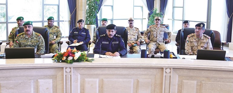 الفريق الركن م.هاشم الرفاعي والفريق خالد المكراد واللواء الركن محمد عبدالله الكندري خلال اجتماع مجلس الوزراء أمس