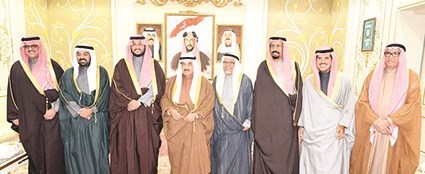 سمو الشيخ ناصر المحمد متوسطا صاحب السمو الملكي الأمير تركي بن محمد والشيخ علي الجراح والشيخ علي الخالد والشيخ خالد البدر والأمير سلطان بن سعد والشيخ صباح ناصر المحمد
