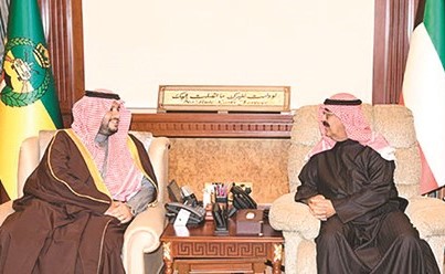 الشيخ مشعل الأحمد مستقبلا صاحب السمو الملكي الأمير تركي بن محمد
